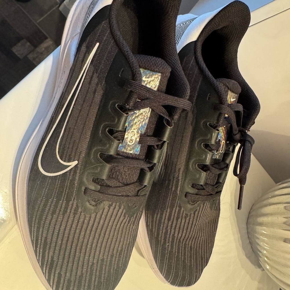 Nike women’s Black and White Athletic Shoes